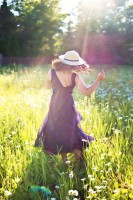 /album/hatarvonal/pretty-woman-in-field-820477-1280-jpg/